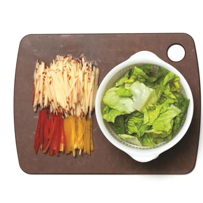 파프리카, 사과는 곱게 채를 썰고 양상추는 한입 크기로 뜯어주세요.