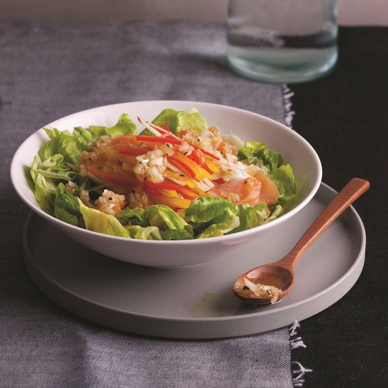 그릇에 순서 1, 2를 담고 드레싱을 뿌려내면 완성이예요!