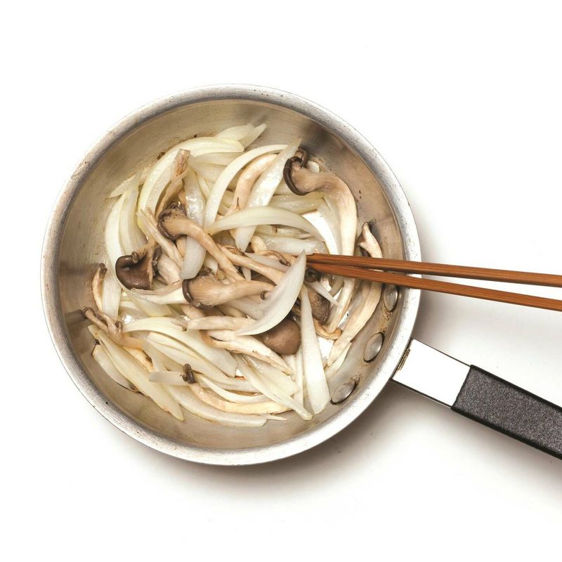 양파는 채를 썰고, 맛타리버섯은 잘게 찢어서 올리브유를 두른 프라이팬에 볶아주세요.