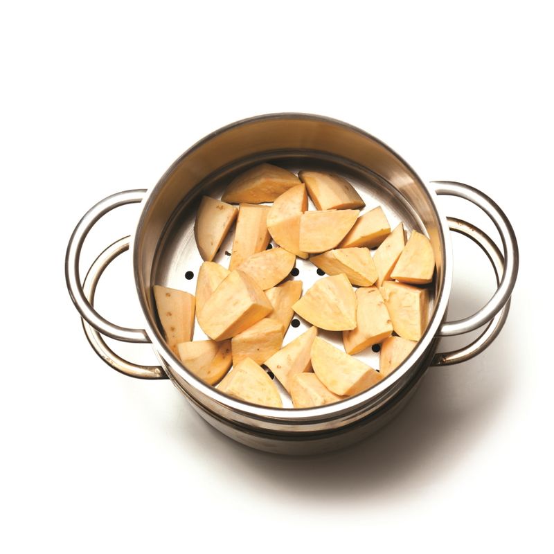 고구마는 깨끗이 씻어 껍질을 벗기고 굵게 썬 뒤 찜기에 쪄주세요.