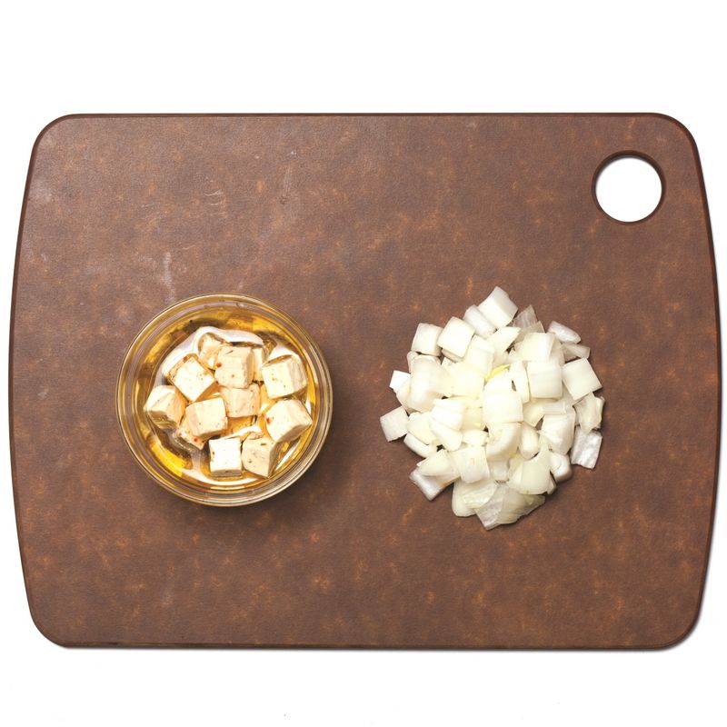 양파는 굵게 다져 페타치즈와 골고루 섞어주세요.