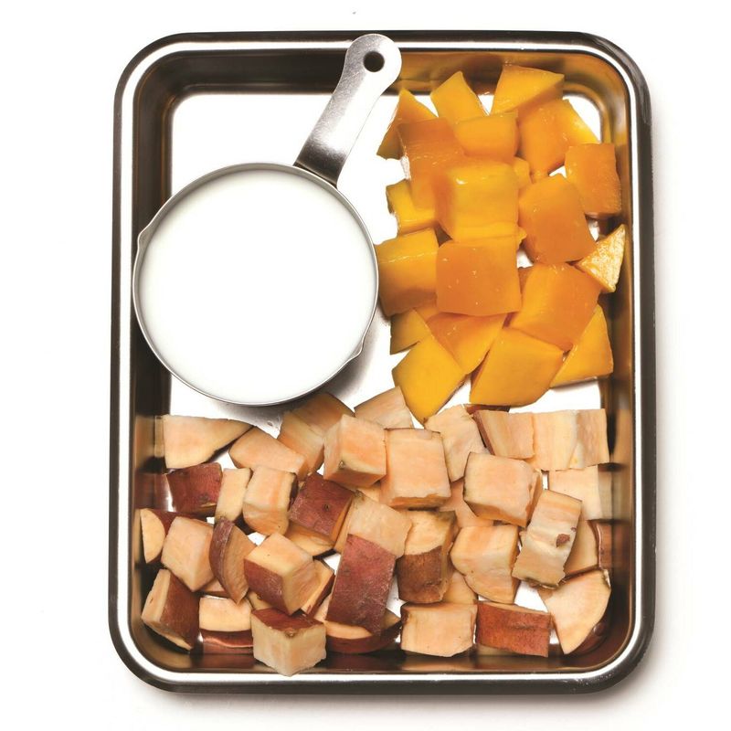 호박고구마망고스무디을 위한 재료 이미지로 호박고구마,망고,우유 등으로 구성 되어있습니다.