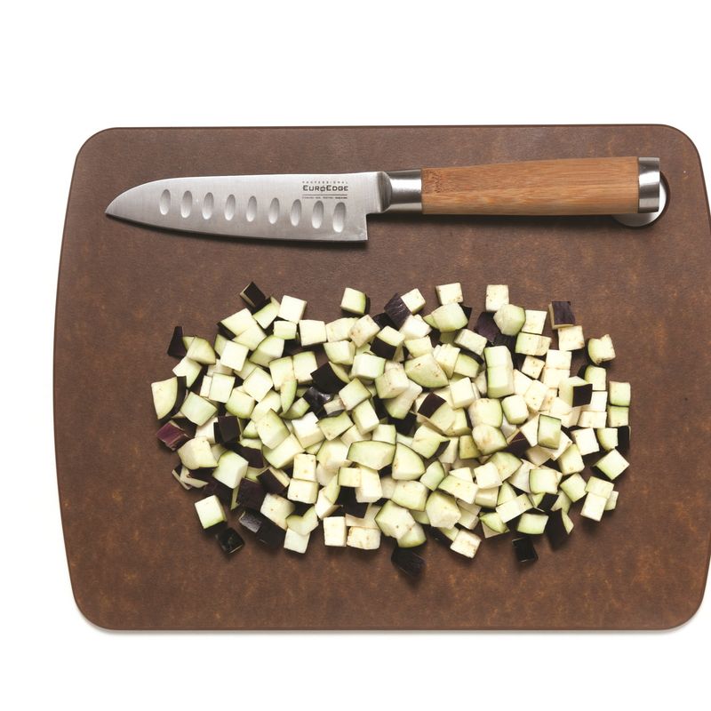 가지는 1×1cm 크기로 깍둑썰기 해주세요.