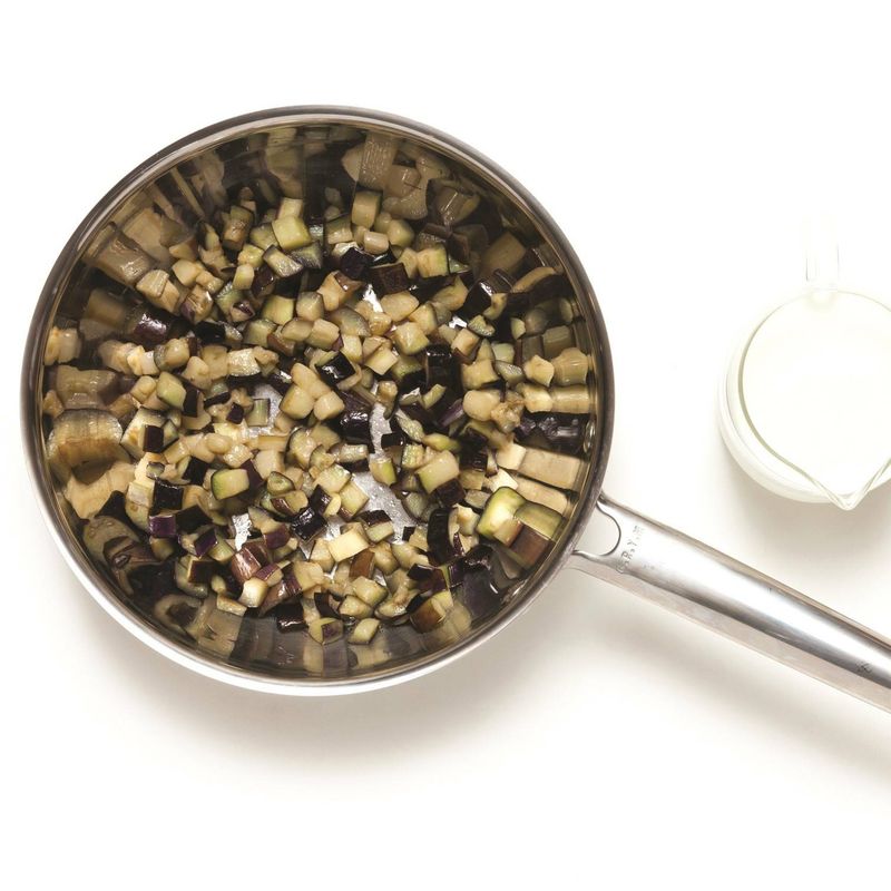 올리브오일을 두른 냄비에 가지를 넣고 볶아주세요. 겉면이 노릇해지면 우유를 넣고 끓여주세요.