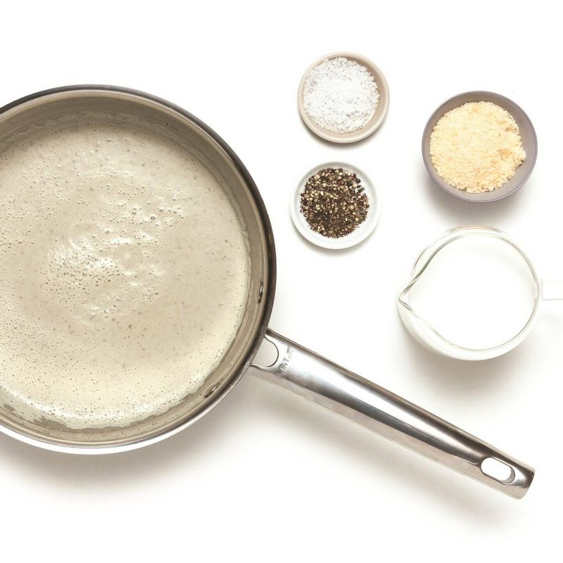 가지가 완전히 익으면 핸드블렌더로 곱게 간 뒤, 코코넛밀크를 넣어 한 번 더 끓인 후 파르메산치즈가루를 넣고 소금, 굵은 후춧가루를 뿌려주세요.