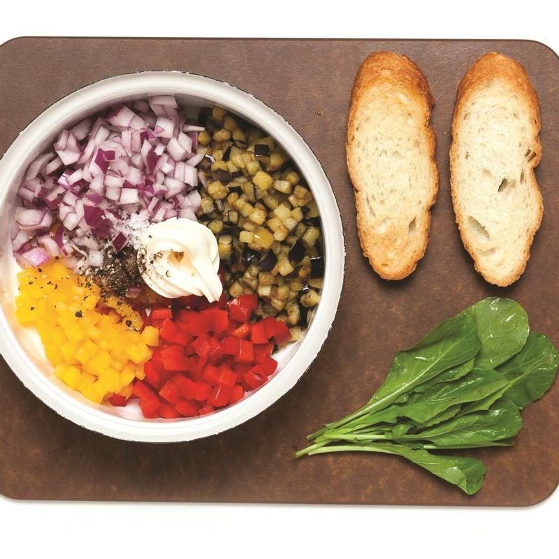 순서 2, 파프리카, 적양파, 마요네즈, 소금, 굵은 후춧가루를 볼에 담고 골고루 버무려주세요.