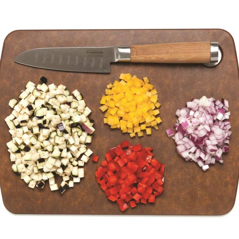 가지, 파프리카, 적양파는 0.5×0.5cm 크기로 깍둑썰기 해주세요.