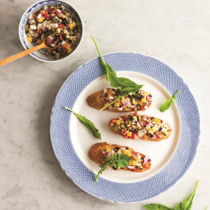 슬라이스 바게트 빵을 곁들여 내고 루콜라를 올려 맛있게 드세요!