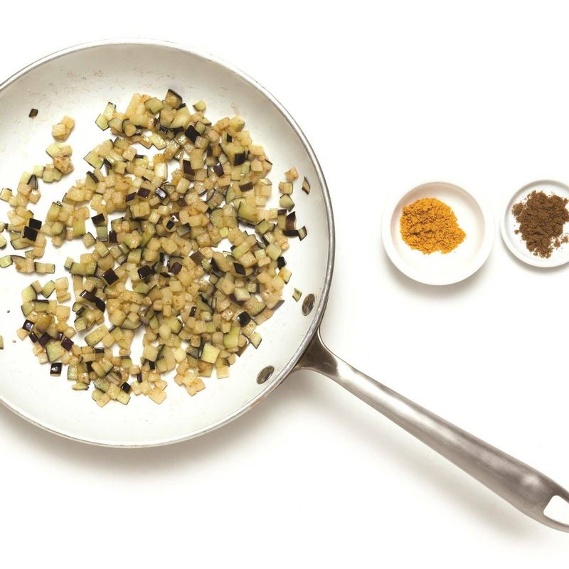 올리브오일을 두른 팬에 가지를 볶다가 카레가루와 커민가루을 넣어 볶아주세요.
*Tip. 커민가루는 취향에 따라 양을 조절하세요!