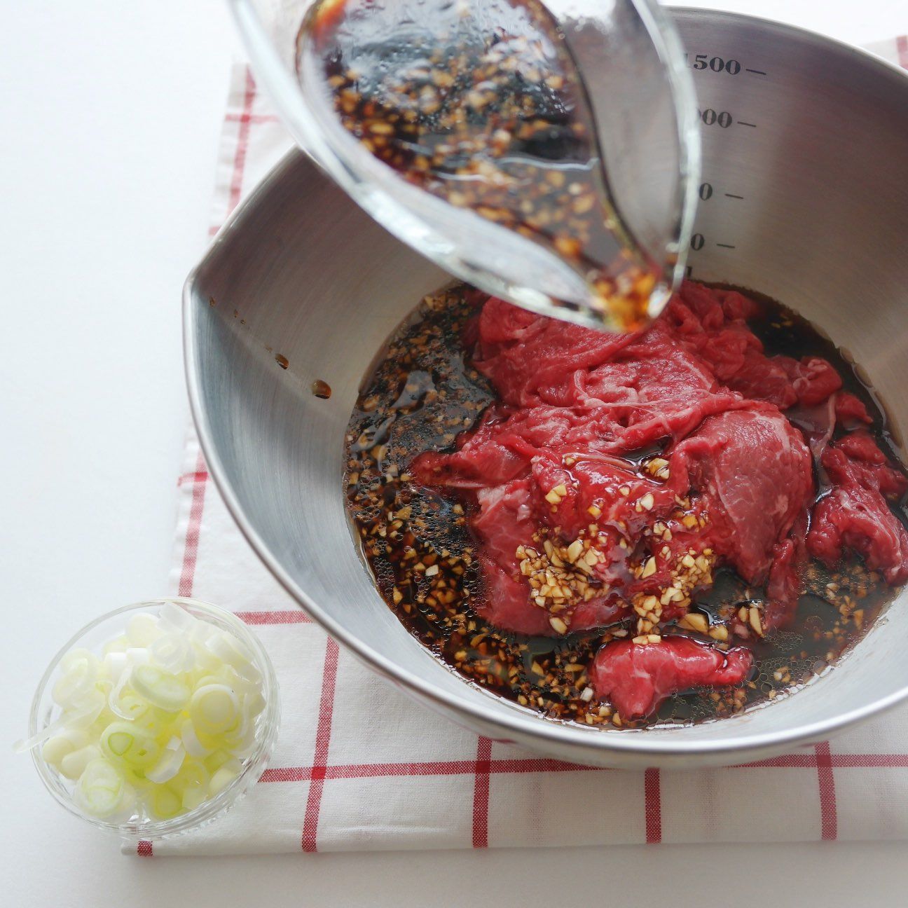 볼에 양념 재료를 모두 넣어 양념장을 만들고 손질한 고기를 양념장에 버무려주세요.