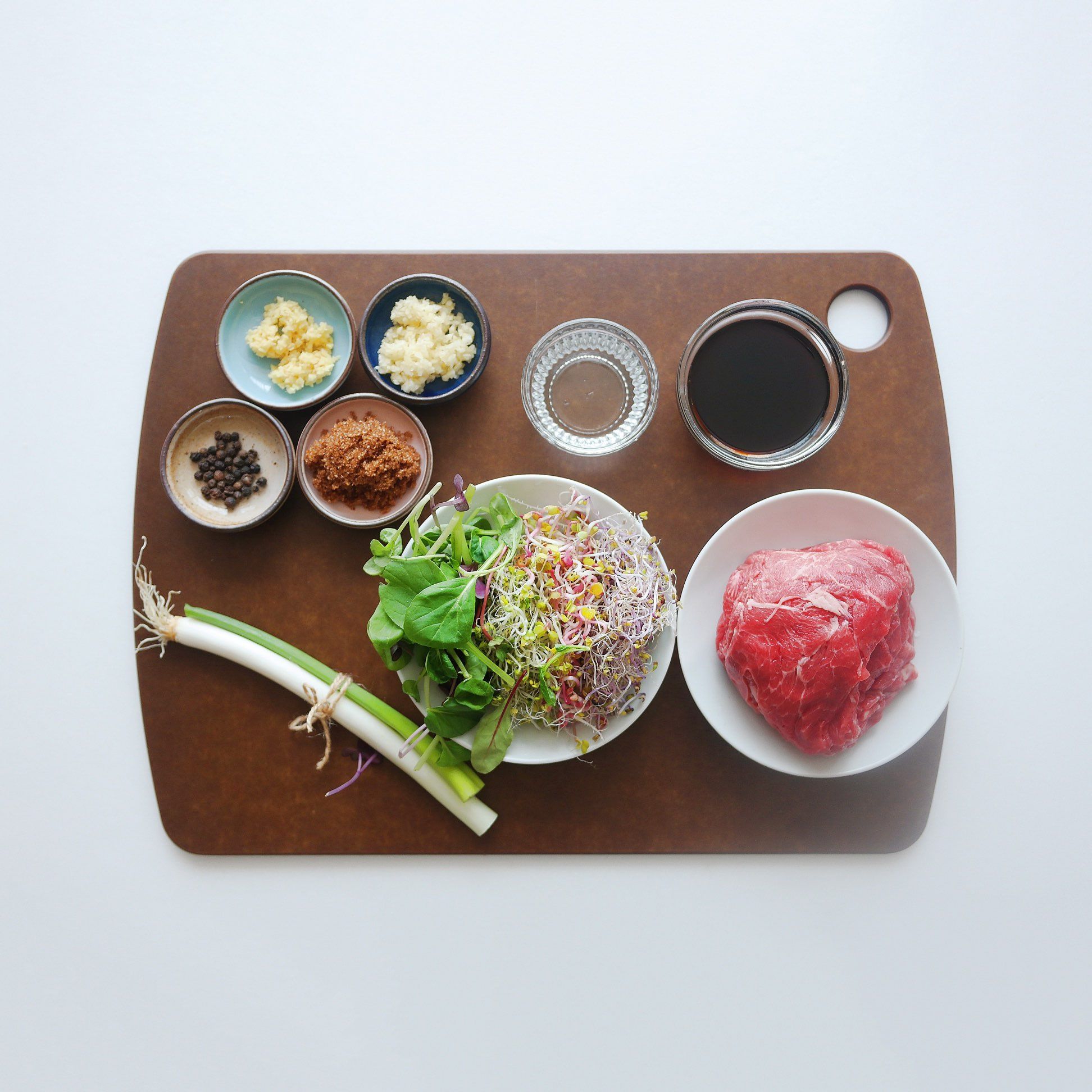 불고기새싹샐러드을 위한 재료 이미지로 쇠고기(불고기용),어린잎채소,대파,통깨,황설탕 등으로 구성 되어있습니다.