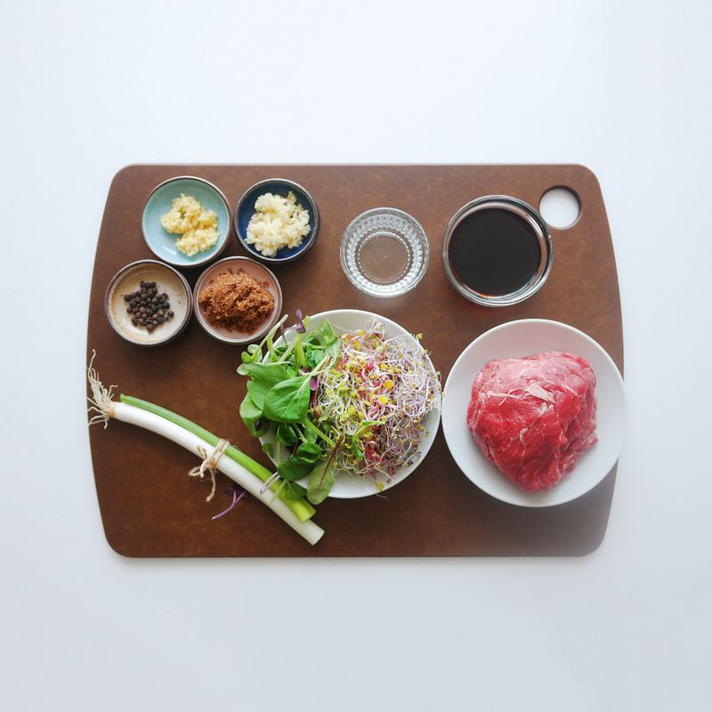 불고기새싹샐러드을 위한 재료 이미지로 쇠고기(불고기용),어린잎채소,대파,통깨,황설탕 등으로 구성 되어있습니다.