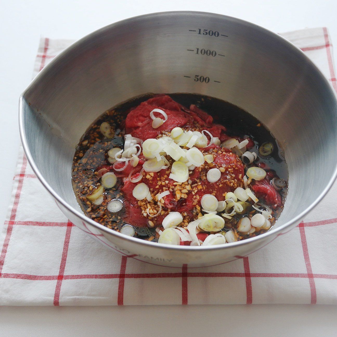 고기에 어느 정도 양념이 배어들면 다진 대파를 넣어 고기와 섞어주세요.