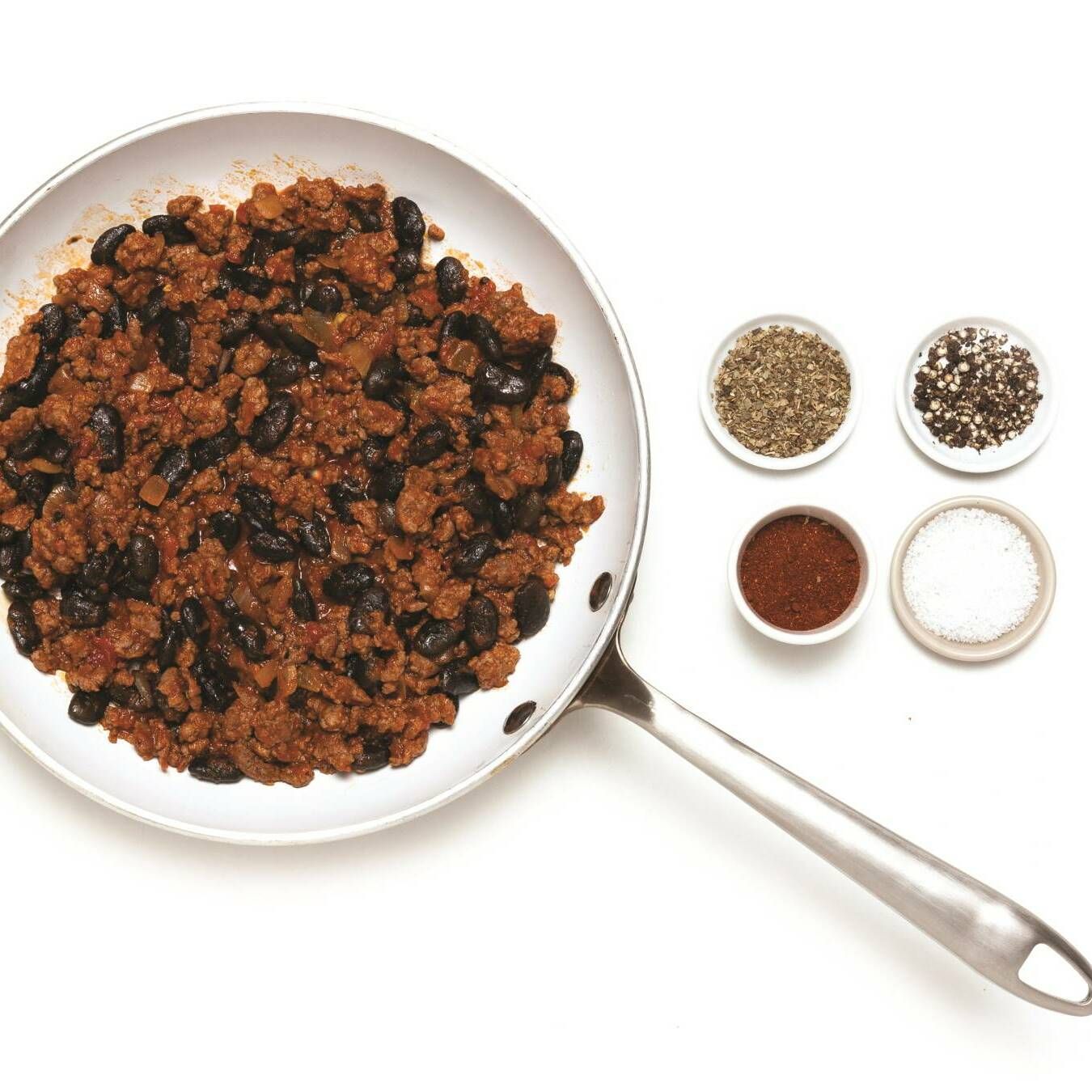 달군 팬에 올리브오일을 두르고 다진 양파, 다진 쇠고기를 먼저 넣고 볶다가 고기가 익으면 검은콩과 양념 재료를 넣고 다시 볶아주세요.