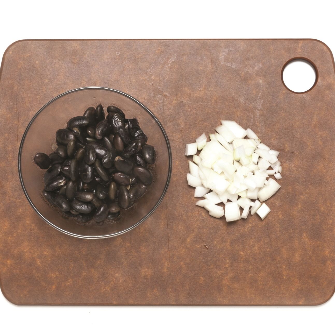 검은콩은 부드럽게 삶아 준비하고, 양파는 굵게 다져주세요.