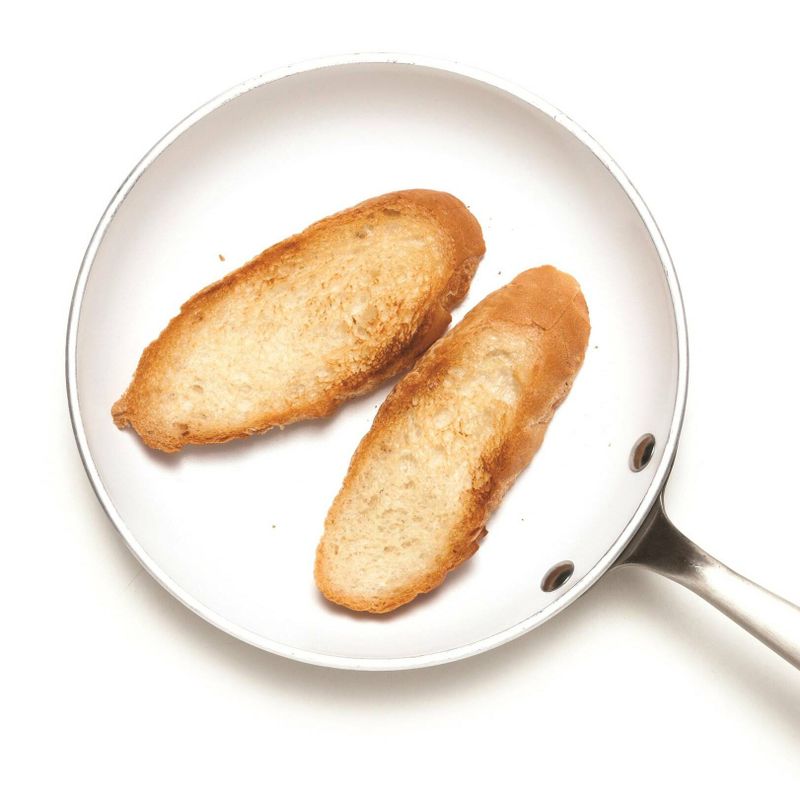 달군 팬에 빵을 올려 노릇하게 구워주세요.