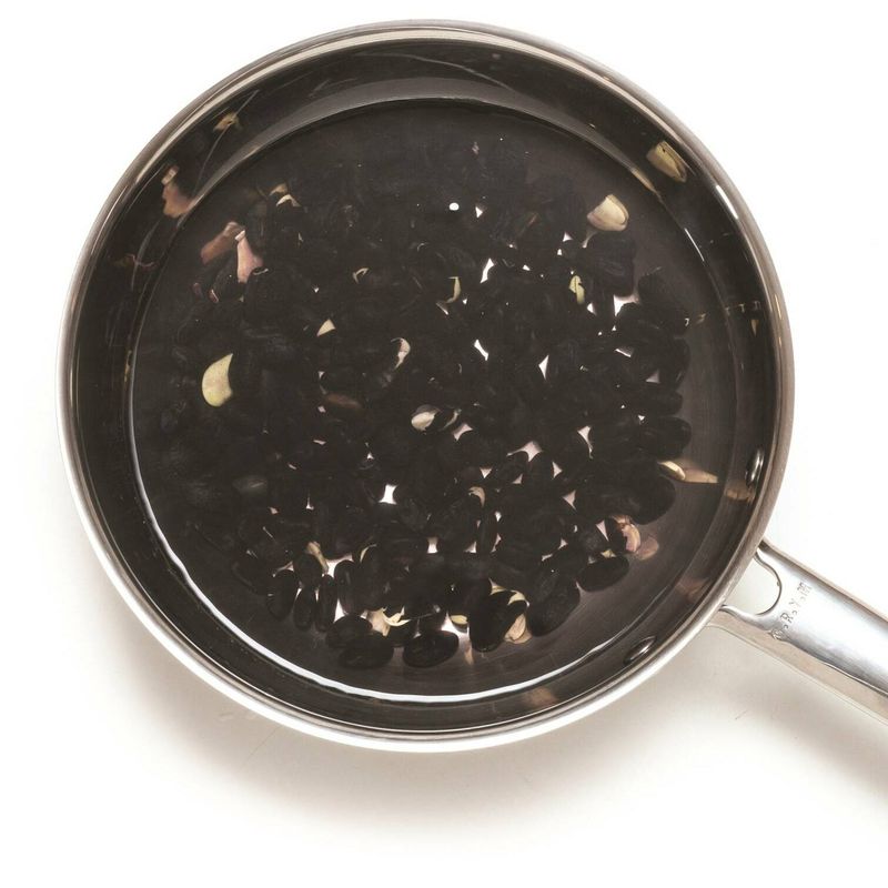 검은콩 스프레드 토스트을 위한 재료 이미지로 바게트(슬라이스),검은콩,크림치즈,연유,소금 등으로 구성 되어있습니다.