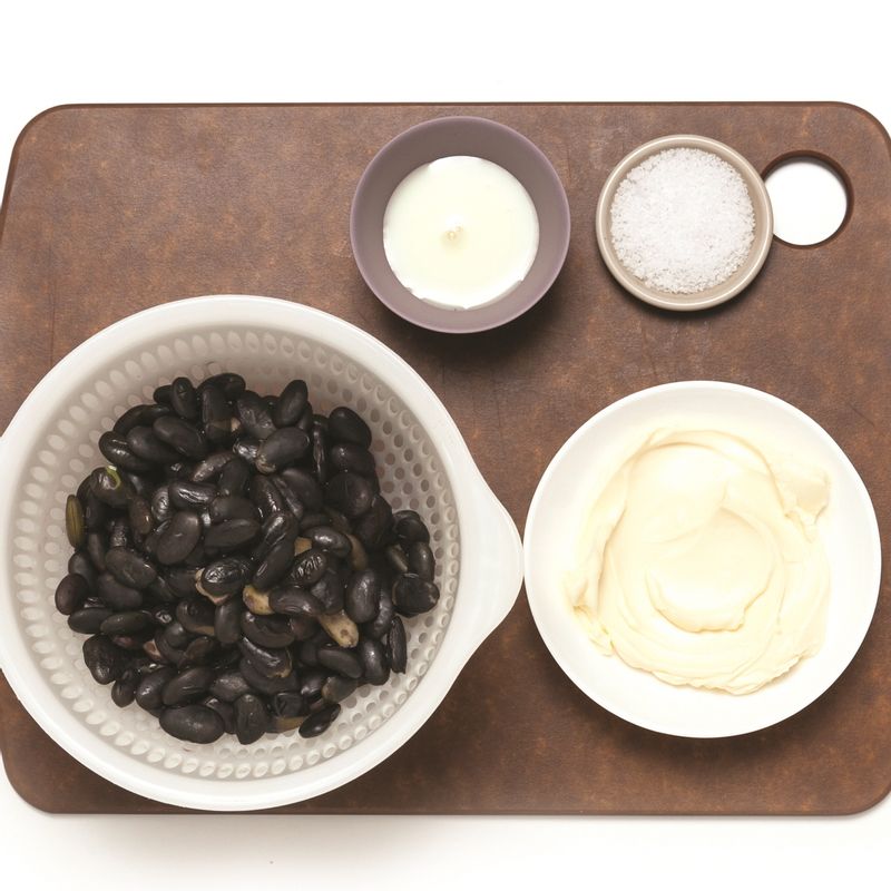 검은콩은 체에 밭쳐 물기를 제거하고, 크림치즈, 연유, 소금을 넣어 골고루 섞어주세요.