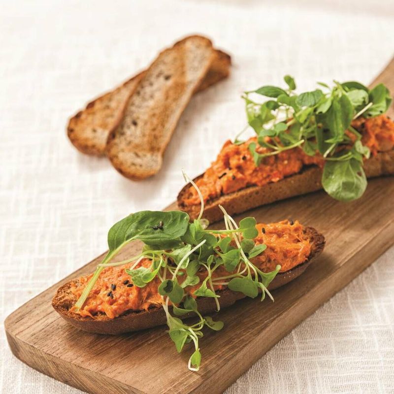 베이비채소를 올린 후 검은깨를 뿌려내면 완성이랍니다!