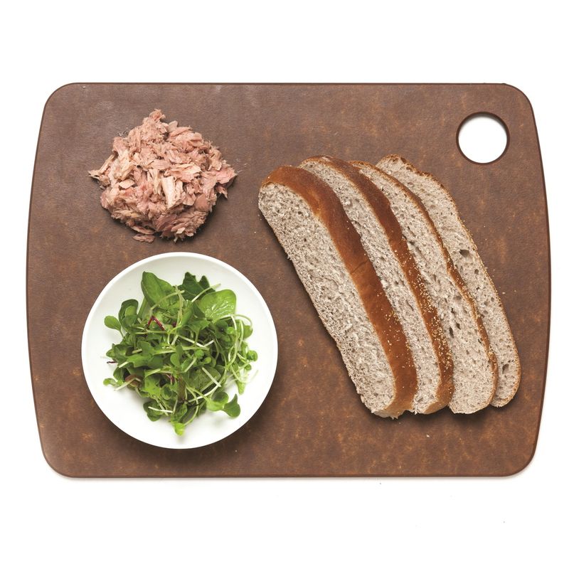 빵은 가로로 포를 뜨듯이 4등분 해주세요. 참치 통조림은 기름기를 빼고 베이비채소는 깨끗이 씻어 물기를 제거해줍니다.