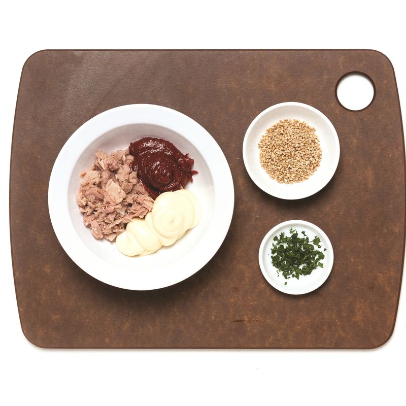 고추장마요 참치 토스트을 위한 재료 이미지로 에피타이저빵,참치 통조림,베이비채소,검은깨 등으로 구성 되어있습니다.