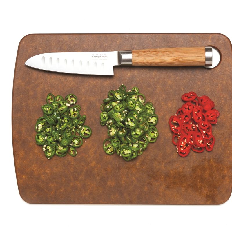 고추 치즈 토스트을 위한 재료 이미지로 발효빵,풋고추,청양고추,홍고추,브리치즈 등으로 구성 되어있습니다.