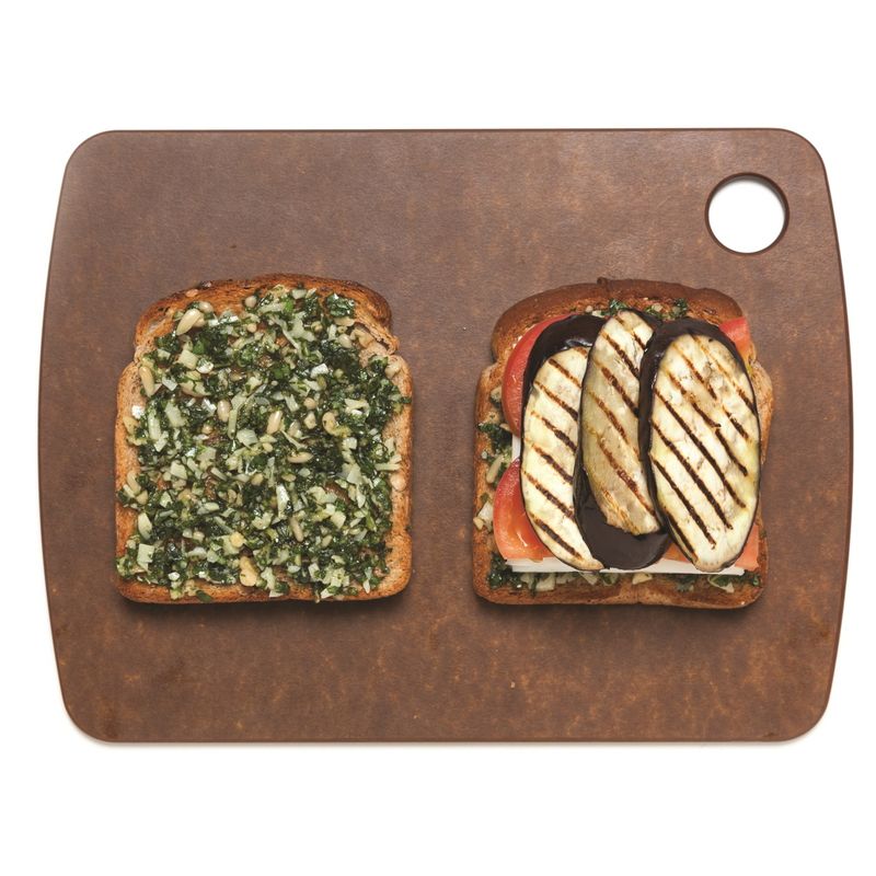 구운 빵 위에 바질페스토를 바르고 모차렐라치즈 4장-토마토-순서2 순으로 올려주세요.