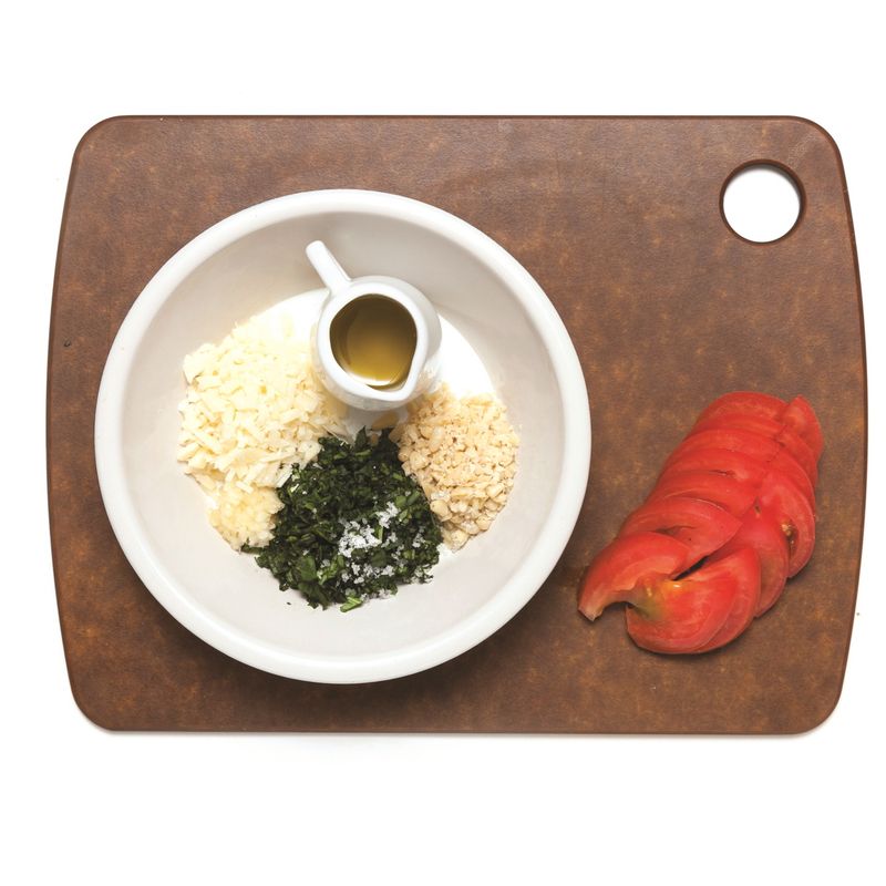 토마토는 반으로 잘라 0.5cm 폭으로 썰어주세요. 바질잎, 파르메산치즈, 잣, 마늘은 잘게 다진 후 올리브오일과 소금을 넣고 골고루 섞어 바질페스토를 만들어주세요.
 
*Tip. 바질페스토는 재료를 모두 믹서기에 넣고 갈아 만들어도 좋지만 칼로 다지면 향이 더욱 좋아요!