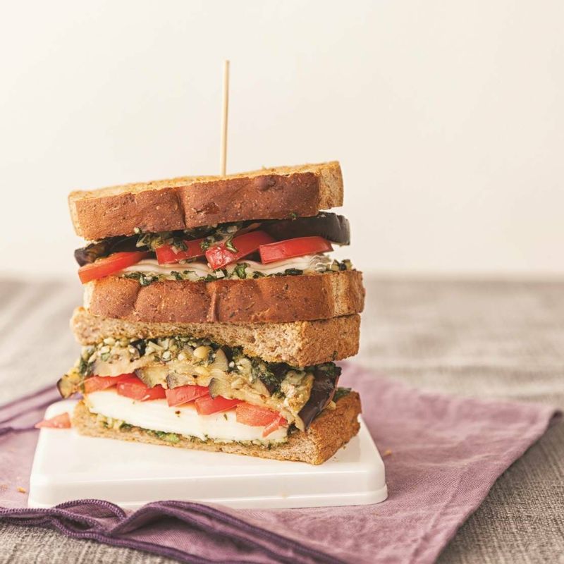 구운 가지 샌드위치