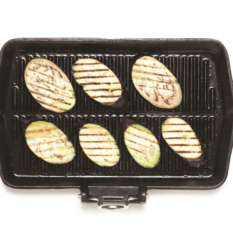 구운 가지 샌드위치을 위한 재료 이미지로 호밀 식빵,가지,토마토,모차렐라치즈(슬라이스) 등으로 구성 되어있습니다.