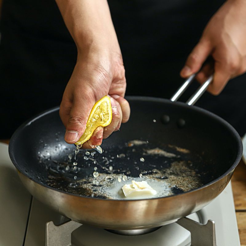 가자미를 구운 팬에 버터 1큰술과 레몬즙 ½큰술을 넣은 후 약간의 후춧가루를 넣어 버터소스를 만들어주세요.