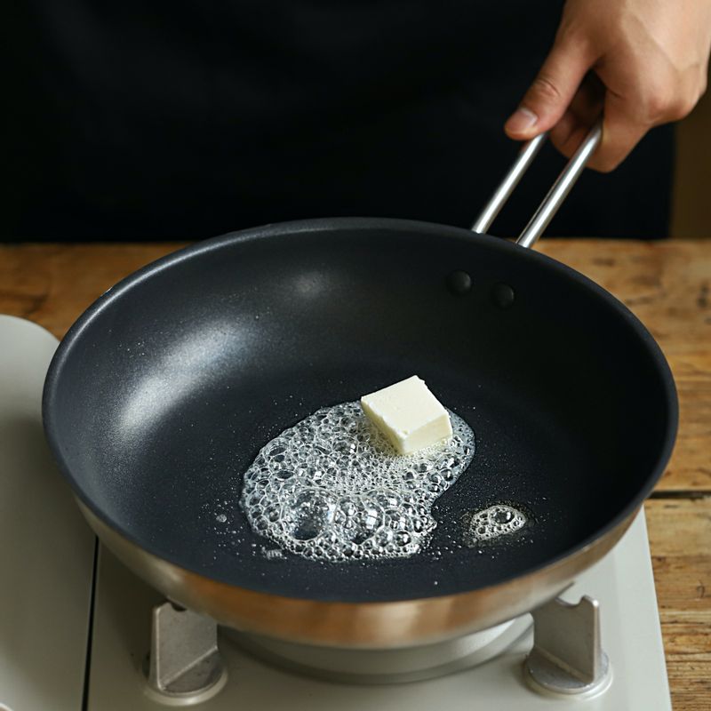 달군 팬에 버터 1큰술을 넣어 녹이고 가자미를 넣어 노릇하게 익히고 한쪽에 그린빈스를 넣고 약간의 소금을 뿌려 구워주세요.
(tip 가지미는 살 쪽을 팬에 먼저 닿도록 구워주세요.)