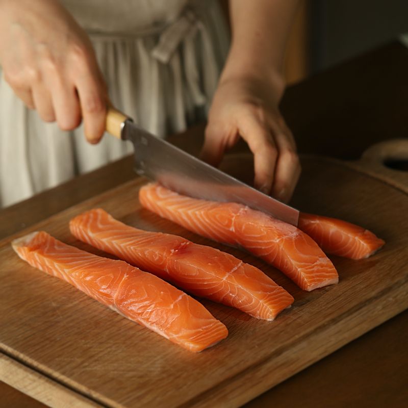 연어는 길고 두툼하게 썰어주세요.