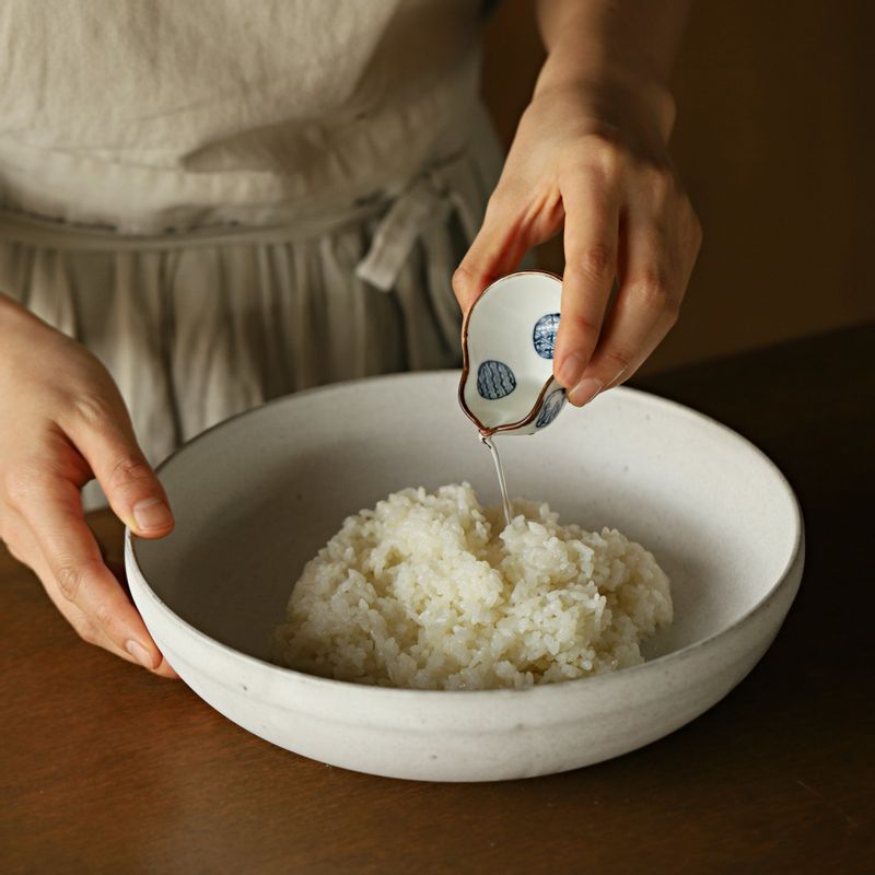 볼에 밥과 밥 양념 재료를 넣어 섞어주세요. 다른 볼에 소스 재료를 넣어 섞어주세요.
(tip. 시판 홀스래디쉬 소스를 사용하여 만드셔도 괜찮아요)