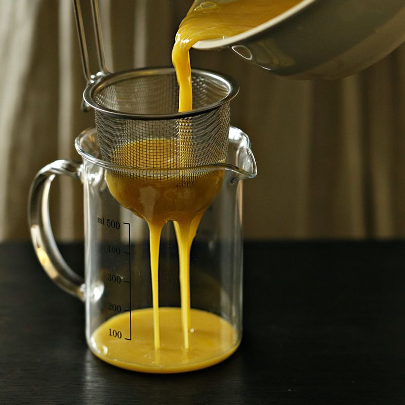 볼에 달걀과 소금, 설탕, 맛술을 넣어 풀은 후 체에 내려주세요.
(tip. 체에 내려 만들면 더욱더 부드러운 달걀말이를 만들 수 있어요)