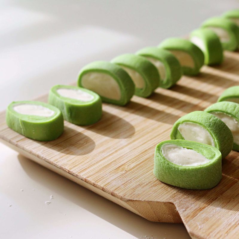 만두피 반죽을 12g정도로 떼어내어 밀대로 동그랗게 밀어주세요.
(밀가루를 뿌리고 얇게 밀어주세요.)