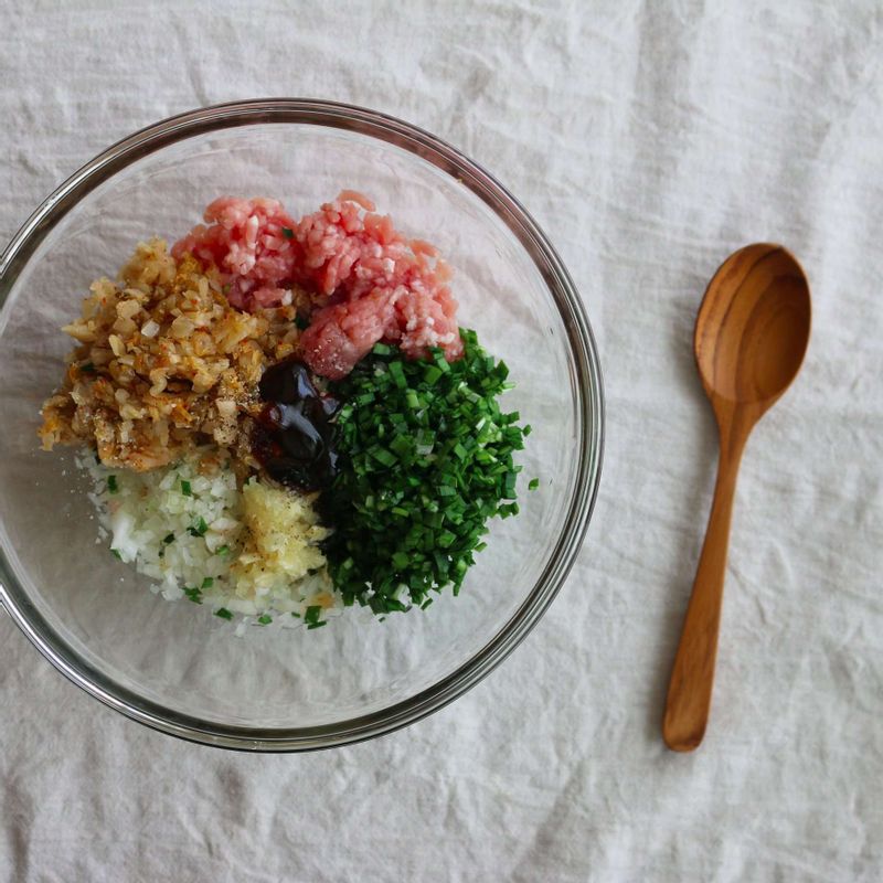 느타리버섯은 데친 후 물기를 꽉 짠 후 잘게 다지고, 부추는 송송 썰고, 김치와 양파는 잘게 다져 물기를 제거해주세요. 갈은 돼지고기와 다진 새우살, 느타리버섯, 김치, 양파, 만두소 양념을 볼에 넣고 잘 섞은 후 부추를 넣어주세요.
TIP. 시금치 4줄기의 잎만 떼어 물 1/2컵을 넣고 믹서기에 간 후, 고운체로 걸러 시금치즙을 만들어주세요.