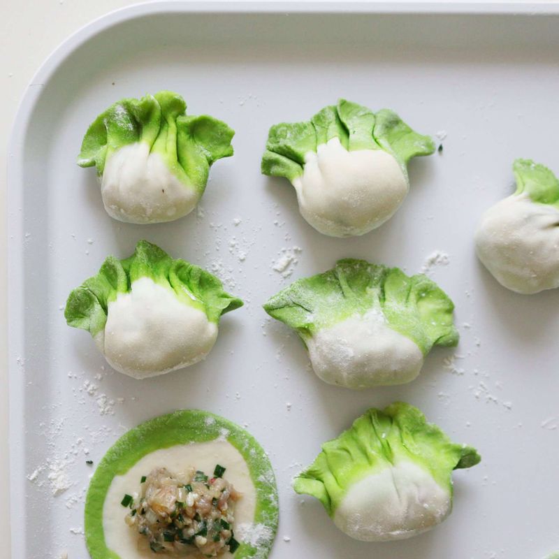 만두피에 만두소를 넣고 배추 모양으로 주름을 잡은 후, 김이 오른 찜통에 8~10분 정도 쪄주세요.