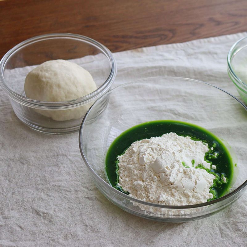 흰색 만두피 재료와 시금치 만두피 재료를 각각 볼에 담고, 고루 섞어 밀가루가 보이지 않도록 잘 치댄 후 각각 비닐봉지에 싸서 30분 정도 휴지시켜주세요.