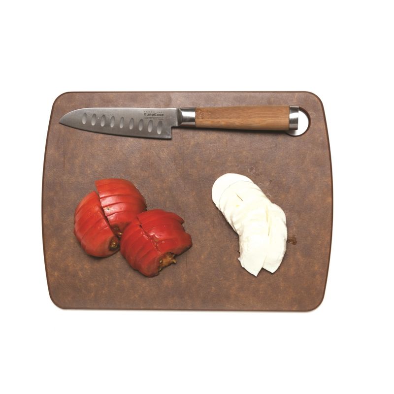 토마토는 십자 모양으로 자른 후 1cm 폭으로 자르고 모차렐라치즈는 세로로 길게 자른 후 0.5cm 폭으로 잘라주세요.