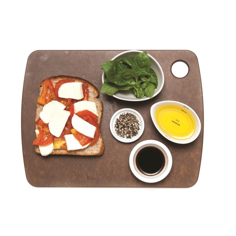 빵을 바삭하게 굽고 토마토-모차렐라치즈-바질잎 순으로 올려주세요.