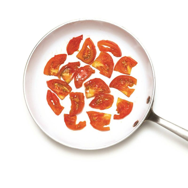 달군 팬에 올리브오일을 두르고 토마토를 살짝 구워주세요.
*Tip. 너무 오래 구우면 토마토가 흐물거리고 으깨질 수 있으니 주의하세요!
