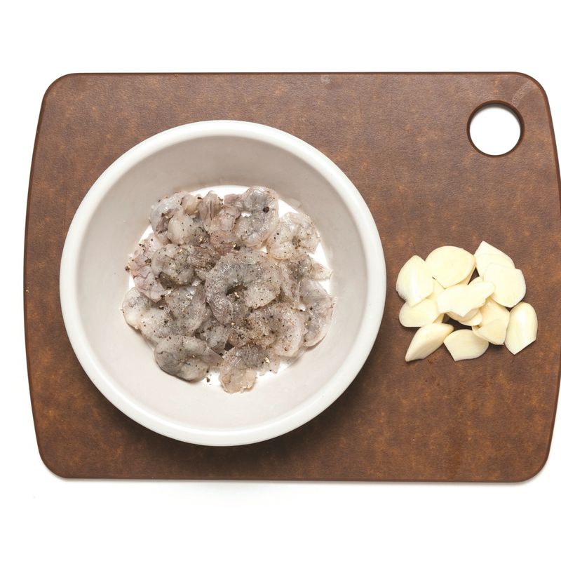 칵테일새우는 꼬리를 떼고 소금, 굵은 후춧가루를 뿌려 밑간을 해주세요. 마늘은 도톰하게 편으로 썰어주세요.