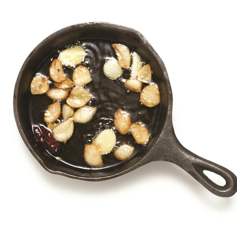 주물팬에 올리브오일을 붓고 마늘과 페페론치노를 함께 넣어 끓여주세요.