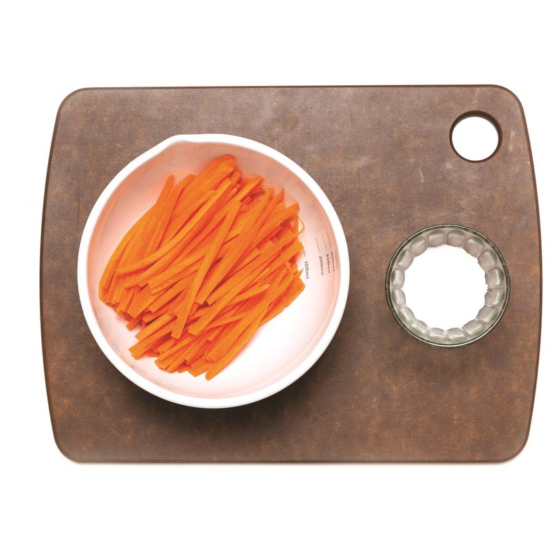 당근잼 토스트을 위한 재료 이미지로 통밀 식빵,당근,설탕,건크랜베리,코티지치즈 등으로 구성 되어있습니다.