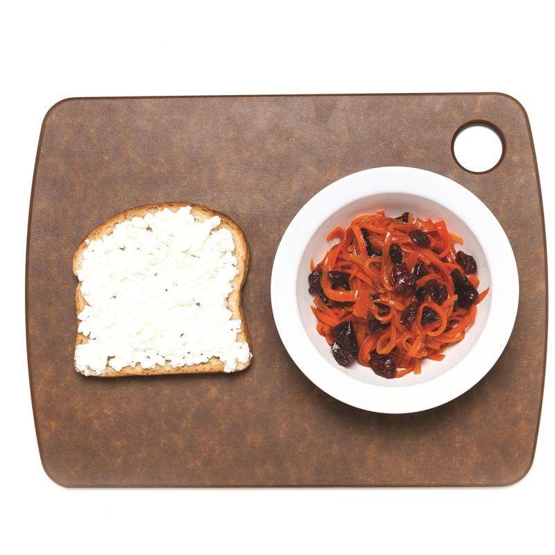 바삭하게 구운 빵에 코티지치즈를 바른 후 순서 2를 얹으면 완성입니다.
*Tip. 완성된 당근잼은 냉장 보관 하고 2주 동안 먹을 수 있어요!