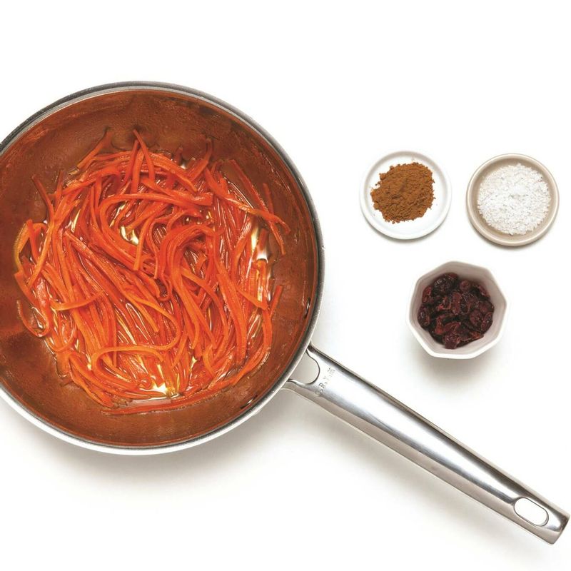 냄비에 순서 1을 넣고 물을 넣은 후 당근이 부드럽게 익을 
정도로 끓여주세요. 물이 자작하게 졸면 건크랜베리, 시나몬가루, 소금을 넣어주세요.
*Tip. 당근이 절반 정도 잠기도록 물을 부어줍니다.