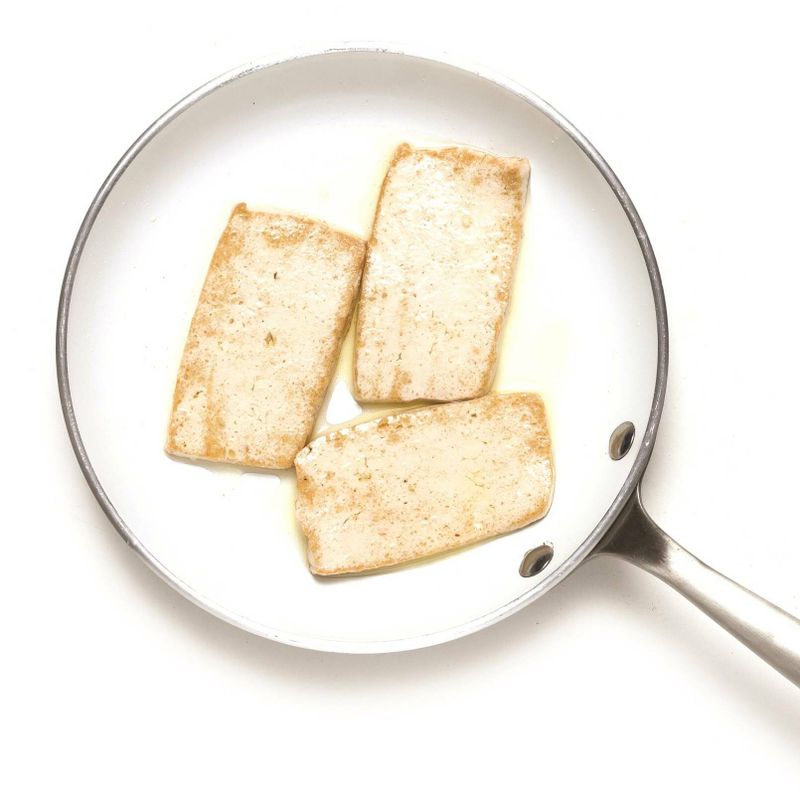 두부는 0.5cm 폭으로 잘라 올리브오일을 두른 팬에 튀기듯이 구워주세요.