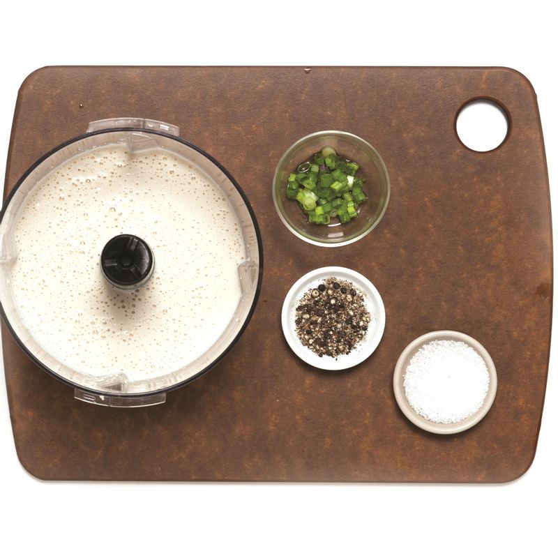 곱게 갈리면 소금과 굵은 후춧가루로 간을 하고 실파를 뿌려주세요.