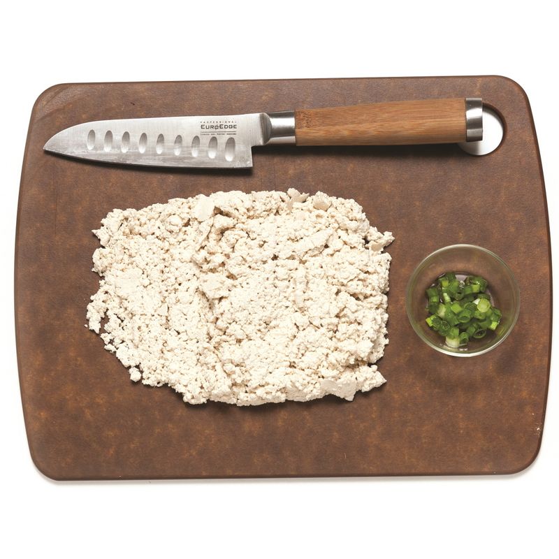 두부는 칼로 눌러 으깨고 실파는 송송 썰어주세요.